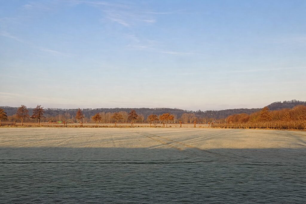 Fun Valley gebied waar 66 recreatiewoningen zouden moeten koimen (foto vanuit de trein)